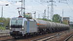 VTG Rail Logistics Deutschland GmbH mit der Railpool Vectron 193 826-5 [NVR-Number: 91 80 6193 826-5 D-Rpool, Bombardier Bj.2016) mit Kesselwagenzug (Propylenoxid) am 13.05.17 Bf.