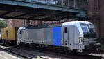 TX Logistik AG, Troisdorf [D] mit der geleasten Railpool Vectron  6193 156  [NVR-Nummer: 91 80 6193 156-7 D-Rpool] und einem Containerzug Richtung Hamburger Hafen am 14.05.25 Höhe Bahnhof