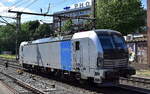 Wiener Lokalbahnen Cargo GmbH, Wien [A] mit der geleasten Railpool Lok  6193 158  [NVR-Nummer: 91 80 6193 158-3 D-Rpool] am 20.05.25 Höhe Bahnhof Hamburg-Harburg.