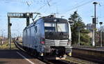 Retrack Germany GmbH, Hamburg [D] mit der geleasten Railpool Vectron  6193 192  [NVR-Nummer: 91 80 6193 192-2 D-Rpool] am 08.12.25 Durchfahrt Bahnhof Magdeburg-Neustadt.