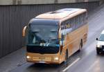 Ein MAN Lion&acute;s Coach Reisebus in goldener Lackierung, 24.01.11 Berliner Stadtautobahn H�he Knobelsdorffbr�cke.