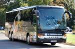 Ein SETRA S 416 GT-HD Reisebus mit der Seitenaufschrift  Willkommen zur Jagd  des Handballvereins Reinickendorfer F�chse der Fa.