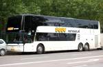 Ein VAN HOOL 927 TD ASTROMEGA Doppelstock-Reisebus vom niederl�ndischen Unternehmen POUW vervoer.nl, 08.09.11 Berlin Prenzl.Berg.