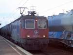 Re 421 385-6 mit Kesselwagenzug im jahr 2008 bei der Durchfahrt im Bhf.