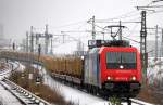 SBB Cargo Mietlok Re 482 042-9 mit Holzzug Richtung Berlin-Spandau, 10.12.12 Berlin-Westhafen.