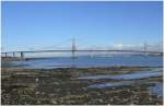 Parallel zur Eisenbahnbr�cke �berquert diese riesige H�ngebr�cke den Firth of Forth.