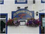 Blumenschmuck an einem Wirtshaus in Portree, der Hauptstadt der Isle of Skye. (07.08.2008)