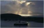 Die Sonne hat ein Loch gefunden �ber dem Firth of Lorn und die Caledonian Ferry l�uft aus nach Mull.
