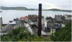 Aussicht vom Mc Craig Tower in Oban �ber den Firth of Lorn. Das Kamin der Oban Distillery teilt das Bild in zwei H�lften. (09.08.2008)