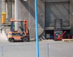 Auf dem Fruchthofgel�nde gegen�ber dem Berliner Westhafen habe ich bisher haupts�chlich �ltere Gabelstapler vom Hersteller TOYOTA gesichtet, im Bild auch einer Typ?, 25.04.09
