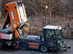 Hier ein Bild wie eine SCHMIDT Swingo Kehrmaschine der Fa. RUWE ihren Auffangbeh�lter auf einer LKW-Ladefl�che entleert, 29.02.12 Berlin-Pankow.