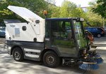 Kompaktkehrmaschine vom Hersteller SCHMIDT Typ Swingo 200 im Juni 2016 Berlin Marzahn.