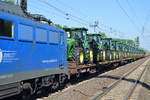 Höchst selten (ich sehe so einen Transport im Berliner Raum das erst Mal), EGP 140 627-1 mit einem Güterzug beladen mit fabrikneuen JohnDeere Traktoren (Frontlader)vom Typ 8335 R u. 9570 R und hinten dran noch einige Container am 19.05.17 Berlin-Hohenschönhausen.