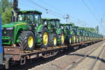 Höchst selten (ich sehe so einen Transport im Berliner Raum das erst Mal), EGP 140 627-1 mit einem Güterzug beladen mit fabrikneuen JohnDeere Traktoren (Frontlader)vom Typ 8335 R u.