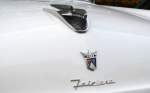 Nicht nur das schöne Frontlogo von Ford, die Typenbezeichnung sondern vor allem die Kühlerverzierungen- und Figuren waren in den 50érn bei US-Automobilen ein Augenschmaus, 03.09.14 Berlin-Pankow.