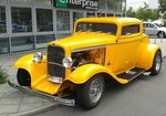 Ein Hot Rod, oder auch Hotrod, ist ein speziell modifiziertes, meist US-amerikanisches Automodell aus den 1920er bis 1940er Jahren, den Grundtyp dieses Ford-Modells kann ich nur in Richtung V8 bzw. gewisser Ähnlichkeit mit dem Typ Ford Pilot aus den End 40érn erkennen? wer mehr darüber weiß kann gerne kommentieren, August 2016 Berlin Marzahn.