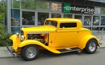 Ein Hot Rod, oder auch Hotrod, ist ein speziell modifiziertes, meist US-amerikanisches Automodell aus den 1920er bis 1940er Jahren, den Grundtyp dieses Ford-Modells kann ich nur in Richtung V8 bzw. gewisser Ähnlichkeit mit dem Typ Ford Pilot aus den End 40érn erkennen? wer mehr darüber weiß kann gerne kommentieren, August 2016 Berlin Marzahn.