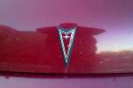 Hier das klassische Logo vom US-amerikanischen Fahrzeughersteller Pontiac (Fronthaube eines Trans Sport Van), 12.12.12