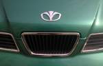Hier das Frontlogo vom s�dkoreanischen Hersteller DAEWOO seit 2001 GM angegliedert als GM Daewoo, Juni 2013 Berlin-Pankow.