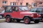 Jeep Wrangler Variante in rot mit schwarzem Planendach, 29.11.10 Berlin-Pankow.