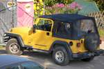 Jeep Wrangler in gelb mit schwarzem Verdeck,sieht sehr sportlich aus, 24.09.11 Berlin-Karow.