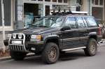 Ob dieser Jeep Grand Cherokee m�glicherweise tats�chlich auch mal im Gel�nde zum Einsatz kommt l��t sich bei diesem Wagen schon ein wenig vermuten, die Scheinwerfer und der Frontaufsatz, ein tolles