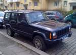 Ein Jeep, am Heck steht 4,0 Litre, ich denke mal ein Jeep Cherokee der zweiten Generation (Produktionszeitraum 1997-2001) vielleicht aber auch �ltere Version?, 31.03.12 Berlin-Pankow.