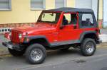 Jeep Wrangler Sport in rot am  07.06.15 Berlin-Pankow.