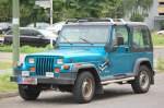 Irgendwie immer noch die klassische Form und trotzdem modernes Design, einer der beliebtesten Gel�ndewagen v�llig zu Recht ist der Jeep Wrangler, hier in interessantem Blauton, 11.08.10 Berlin-Pankow.