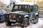 Ein LAND ROVER DEFENDER, immer noch einer der beliebtesten Gel�ndewagen weltweit, da er immer noch in der klassischen Form produziert wird, 14.01.10 Berlin-Charlottenburg.