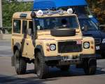 Ein LAND ROVER Typ DEFENDER mit der typischen Form und dieser klassischen Safarifarbe, ein Gel�ndewagen wie aus dem Bilderbuch, 09.09.09 Berliner Stadtautobahn H�he Knobelsdorffstr.