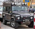Der sieht aus wie frisch f�r eine Safaritour aufgemotzt, ein LAND ROVER DEFENDER, 08.03.10 Berlin-Charlottenburg.