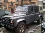 Ein recht neue Version des LAND ROVER Defender in klassischer Form, 04.04.13 Berlin-Steglitz.