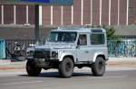 Ein wuchtiger silberner LAND ROVER DEFENDER, 17.06.13 Berlin-Putlitzbr�cke.