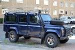 Da bekommt man Lust sorfort zu einer Safari aufzubrechen, ein vollständig geländegängiger Land Rover Defender mit hochgesetzdem Auspuff am 04.09.14 Berlin-Pankow.