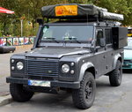 Ein LAND ROVER Defender in Expeditions-Ausrüstung am 28.09.16 Berlin Friedrichshain.