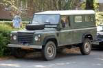 In der ganz klassischen Form, wahrscheinlich aus den 80�r in England produziert, ein Land Rover Gel�ndewagen in der typischen Militaryfarbe f�rs Gel�nde, 09.08.10 Berlin-Pankow.