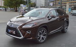 Man sieht es im Unterschied zu Toyota, deren Luxussegment ist doch gewissermaßen ein Quantensprung zu den Standartmodellen von Toyota, hier der LEXUS RX, eine SUV-Kombi schon in der vierten Generation seit 2015, die Formen, das Design einfach genial, 28.09.16 Berlin-Mitte. 