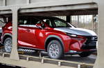Fabrikneuer LEXUS SUV beim Bahn-Transport am 22.03.17 Bf.