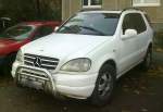SUV Mercedes Benz ML, leider stand am Heck nur ML sodas die genaue Typbestimmung schwer ist, 12.11.13 Berlin-Pankow.