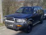 Auch dieser �ltere Nissan am Heck steht nur V6, ein Gel�ndewagen gibt R�tsel auf? ist es eine ganz fr�he Navara-Version oder ein US-Import?, jedenfalls ein beeindruckender Wagen der den moderneren