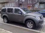 Ein NISSAN PATHFINDER Gel�ndewagen, 27.12.12 Berlin-Pankow. 