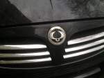 Das Firmenlogo von SSANGYONG aus S�dkorea, muss jedes Mal erst nachdenken, welcher Hersteller hinter diesem Logo steht, ein typisches Zeichen f�r die Seltenheit dieser Fahrzeuge nachwievor in Berlin.