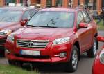 SUV TOYOTA RAV4 in rot, 13.06.12 Berlin-Pankow.