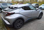 Herausragend in Design und Technik und erst seit Anfang 2017 auf dem Markt, der Toyota C-HR ein Crossover-SUV mit Hybrid-Technologie. So sieht ein PKW der Zukunft aus, da hinken deutsche Hersteller wie so oft mal wieder hinterher sicherlich ein Highlight unter den PKW- Neuerscheinungen dieses Jahres und in Berlin Marzahn entdeckt (echt erstaunlich!), 12.11.17