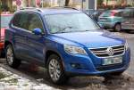 SUV VW TIGUAN 2.0 T 4MOTION in blau, 12.12.10 Berlin-Pankow.