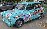 Ein Trabant 601 Universal in sch�ner Erhaltung mit einem Werbelogo das die Ostalgie auf die Spitze treibt, 26.09.16 Berlin-Hohensch�nhausen.