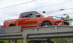 Der Toyota Hilux ist ein Pick-up des japanischen Autoherstellers Toyota, hier eine fabrikneue Version bei der Auslieferung per Bahn am 10.05.17 BF.