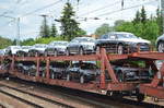 Ein PKW-Transportzug Richtung Frankfurt/Oder weiter Richtung Polen/Osten? beladen mit  Oberklasse/Kombilimousinen vom Typ Audi A7 C7 am 26.06.17 Berlin-Hirschgarten.
