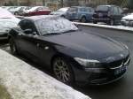 BMW Z4 Coup� mit passender Einsch�tzung auf der schneebedeckten Frontscheibe, 15.01.13 Berlin-Pankow.